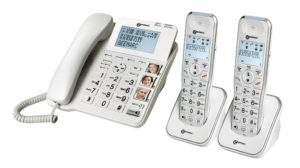 Téléphone filaire avec répondeur intégré et deux combinés additionnels sans fil